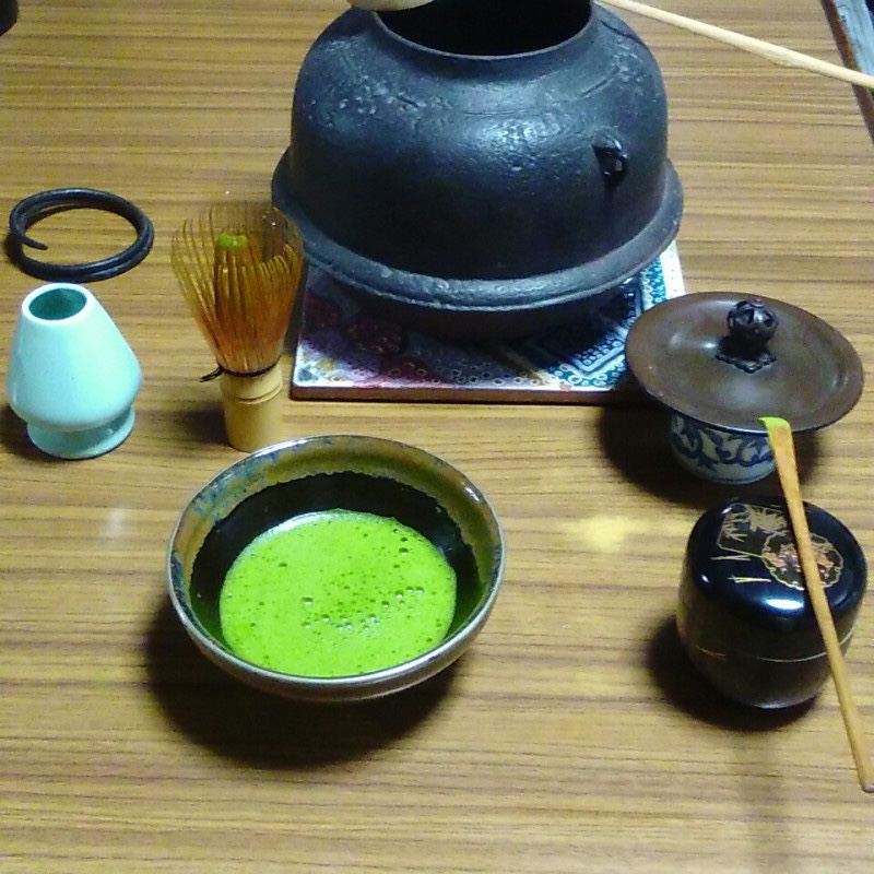 茶室で、茶の湯を楽しむ