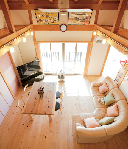 天井の高い開放的なリビング